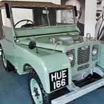 Der erste Land Rover aus dem Jahr 1948 mit dem Nummernschild HUE 166 - genannt "Huey": Das Tretauto erinnert auch an den Urahn des Defenders.