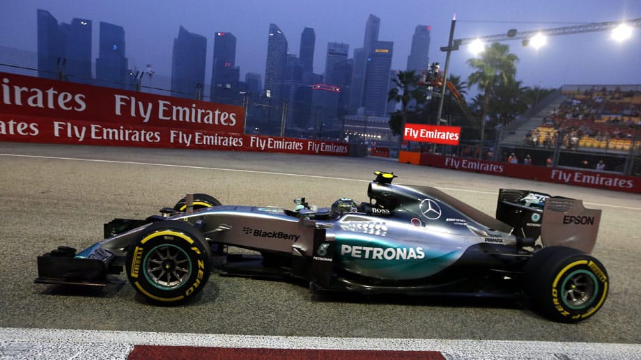 Der Große Preis von Singapur ist das einzige Nachtrennen im Formel-1-Kalender. Die von Flutlicht erleuchete Strecke inmitten der Stadt sorgt für spektakuläre Bilder.