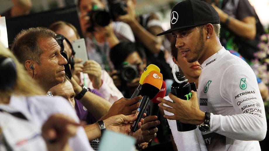 Lewis Hamilton (re.) versucht, den Leistungseinbruch zu erklären.