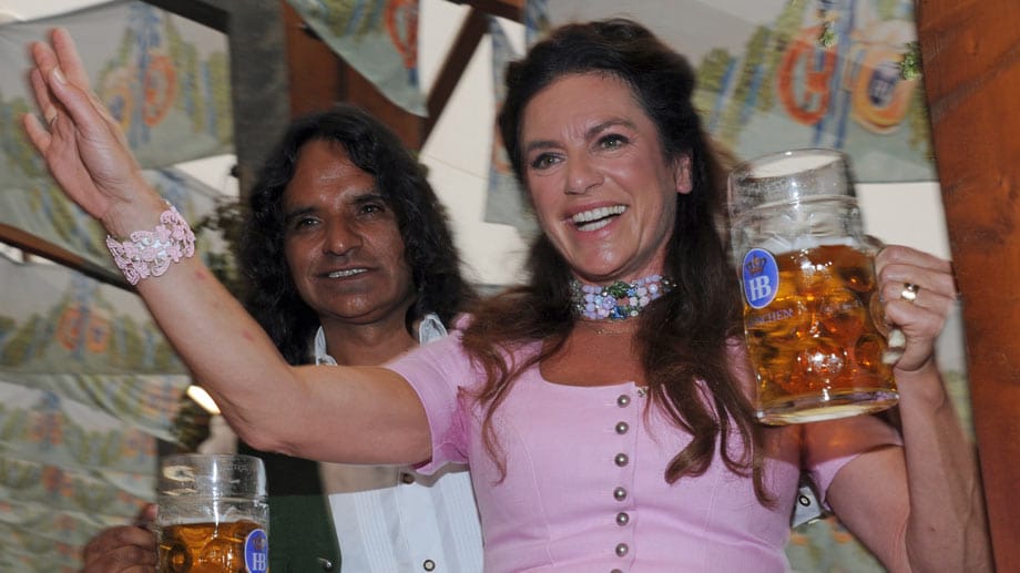 Schauspielerin Christine Neubauer und ihr Lebensgefährte Jose Campos feiern beim traditionellen Promi-Stammtisch der PR-Frau Birgitt Wolff im Hofbräu Festzelt.