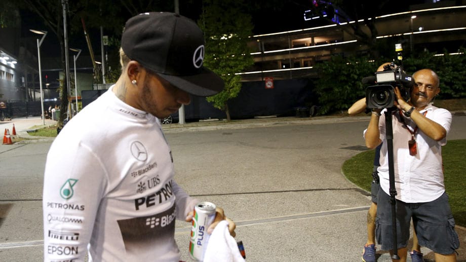 Für Lewis Hamilton endet das Rennen ebenfalls frühzeitig. Sein Silberpfeil verliert Leistung, woraufhin der Weltmeister aufgibt.