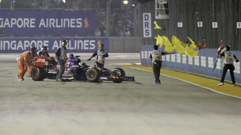 Max Verstappen allerdings kommt nicht vom Fleck. Später kann er das Rennen aber aufnehmen und fährt den Toro Rosso noch auf Platz acht.