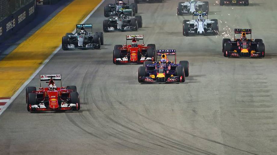 Sebastian Vettel (li.) erwischt den besten Start. Bei den ersten sechs Autos gibt es zunächst keine Positionsänderung.