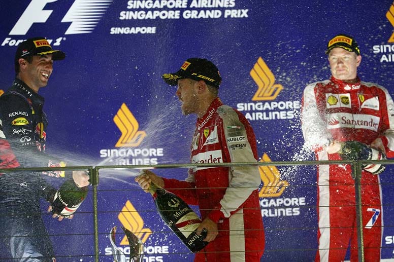 Zweiter wird Daniel Ricciardo (li.) und Dritter Kimi Räikkönen (re.). Damit stehen in dieser Saison zum ersten Mal zwei Ferrari auf dem Podium.