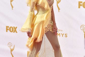Heidi Klums Outfit war sicherlich den hohen Temperaturen in Los Angeles angemessen - hübsch ist aber irgendwie anders. Fransig, transparent, asymmetrisch - das gelbe Kleid wirkt wie gewollt, aber nicht gekonnt.