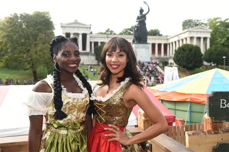 Gemeinsam mit der britischen Tänzerin Nikeata Thompson (l) posierte "Got to Dance"-Moderatorin Alexandra Maurer auf dem Balkon des Käferzeltes.