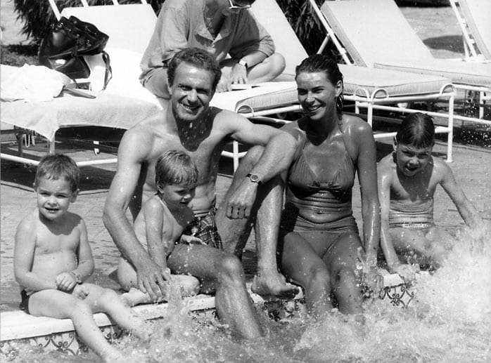 1986: Papa Rummenigge genießt die italienische Sonne und plantscht mit seiner Familie und Frau Martina am Pool. Heute hat er fünf Kinder. Seine Brüder Michael und Wolfgang schlagen ebenfalls eine Laufbahn als Profifußballer ein, werden aber nie so berühmt wie ihr großer Bruder.