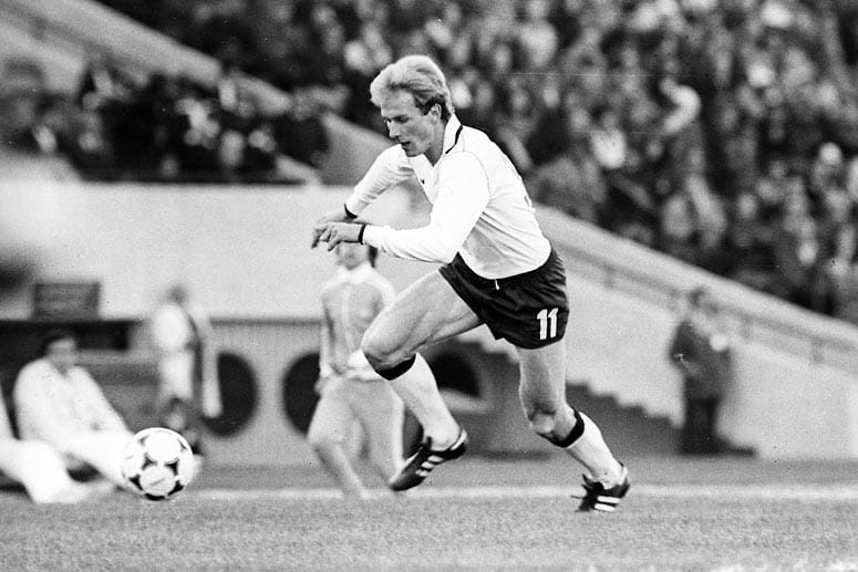 Bereits 1975 gibt er sein Debüt im DFB-Dress und macht auf sich aufmerksam. Zwei Jahre später nominiert der damalige Bundestrainer Helmut Schön den jungen Außenstürmer für die WM 1978 in Argentinien.