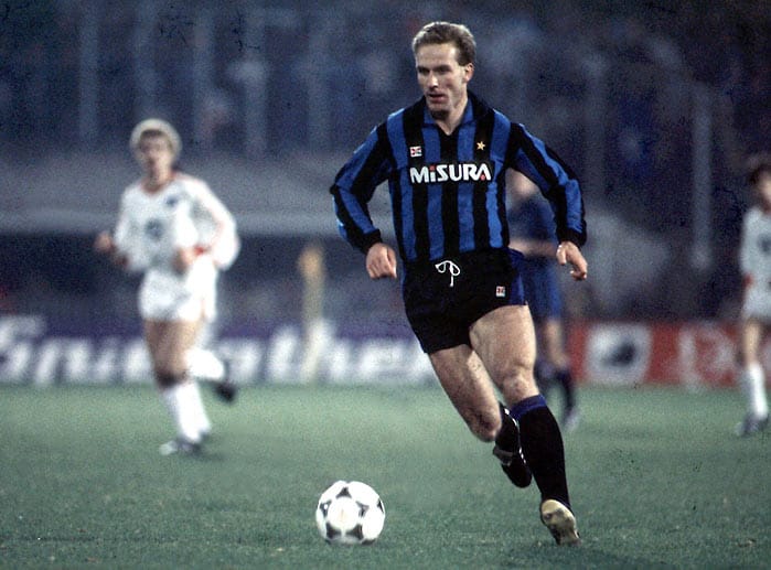 1984 wechselt Rummenigge für zehn bis elf Millionen Mark Ablöse - damals die zweithöchste Ablösesumme weltweit - nach Italien zu Inter Mailand. Die Erwartungen an Rummenigge sind enorm hoch, doch seine Höchstleistung erreicht er nicht mehr. Zwar erzielt er in 64 Spielen 24 Tore, doch seine Zeit in der Serie A ist von vielen Verletzungen geprägt. Mit Inter gewinnt er keinen einzigen Titel.