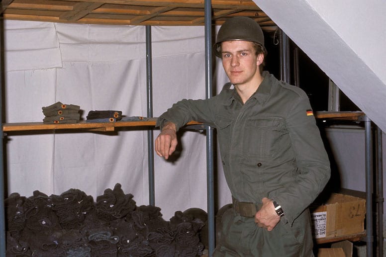 1973 leistet der junge Karl-Heinz Rummenigge seinen Wehrdienst ab. Hier posiert er in einer Baracke in voller Montur.