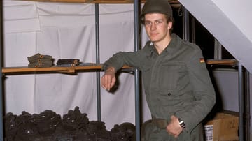 1973 leistet der junge Karl-Heinz Rummenigge seinen Wehrdienst ab. Hier posiert er in einer Baracke in voller Montur.