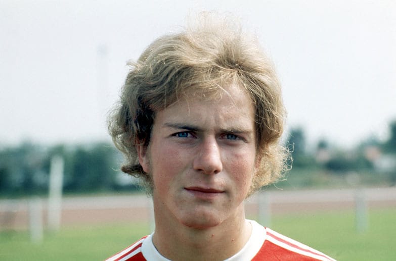 In einem C-Jugendspiel fällt Karl-Heinz Rummenigge 1973 erstmals auf, als er bei einem 32:0-Erfolg 16 Tore erzielt. Obwohl er schon früh als großes Talent gilt, schafft er nicht den Sprung in eine nationale Jugendauswahl, sondern lediglich in die Westfalenelf.