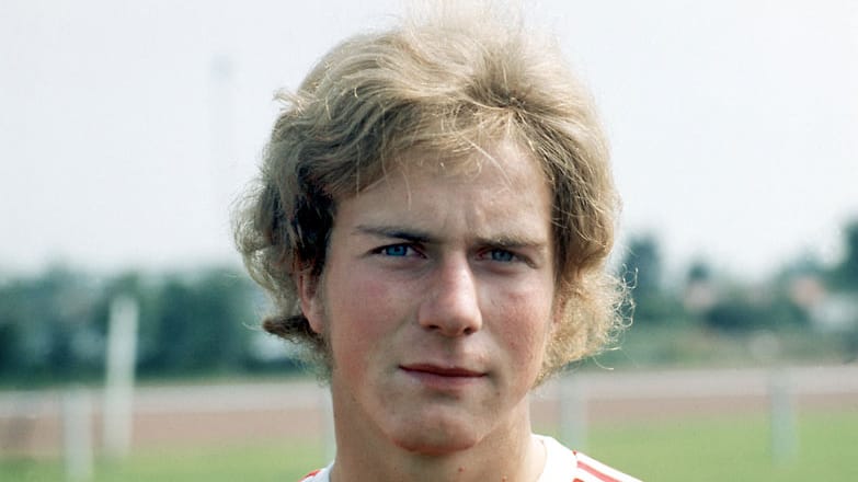 In einem C-Jugendspiel fällt Karl-Heinz Rummenigge 1973 erstmals auf, als er bei einem 32:0-Erfolg 16 Tore erzielt. Obwohl er schon früh als großes Talent gilt, schafft er nicht den Sprung in eine nationale Jugendauswahl, sondern lediglich in die Westfalenelf.