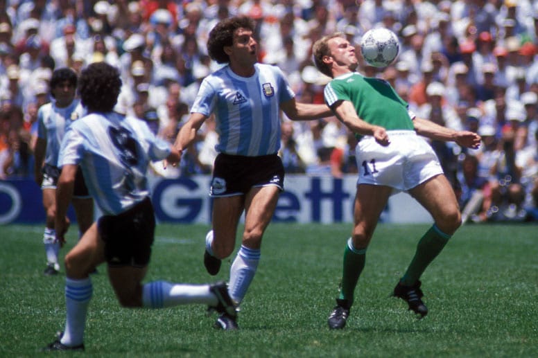 Seine dritte und damit letzte WM spielt er 1986 in Mexiko. Rummenigge (re.) ist von Anfang an durch Verletzungen gehandicapt und bestreitet lediglich zwei Partien über die volle Distanz. Deutschland erreicht dennoch das Endspiel, Rummenigge erzielt in der 74. Minute das 1:2 gegen Argentinien. Am Ende siegen aber Diego Maradona & Co. mit 3:2. Nach dem Finale tritt er als Mannschaftskapitän zurück und beendet seine Karriere im DFB-Trikot nach 95 Länderspielen (45 Tore).