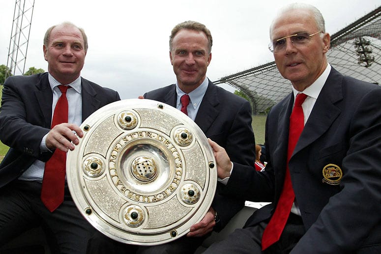 Die Bayern-Führung um Manager Uli Hoeneß, Vorstandsvorsitzenden Karl-Heinz Rummenigge und Präsident Franz Beckenbauer (v.li.) präsentiert 2003 die Meisterschale.