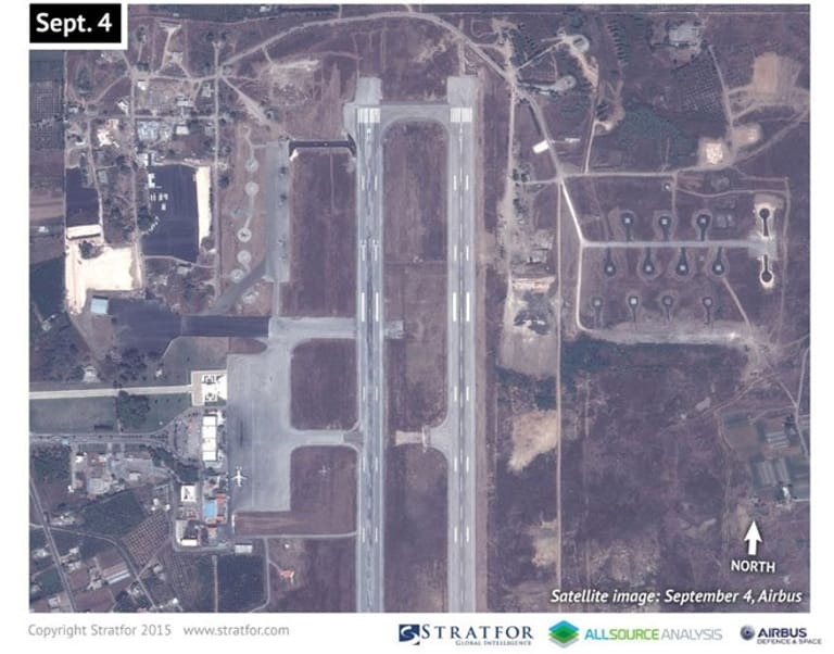 In den vergangenen Tagen und Wochen gab es immer wieder neue Vermutungen und Informationen über eine mögliche russische Offensive in Syrien. So sind auf diesen Aufnahmen vom 4. September auf dem Flughafen Bassel al-Assad in Latakia kaum Hinweise für eine russische Militärpräsenz zu entdecken - noch nicht.