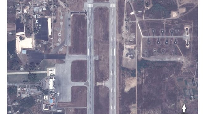 In den vergangenen Tagen und Wochen gab es immer wieder neue Vermutungen und Informationen über eine mögliche russische Offensive in Syrien. So sind auf diesen Aufnahmen vom 4. September auf dem Flughafen Bassel al-Assad in Latakia kaum Hinweise für eine russische Militärpräsenz zu entdecken - noch nicht.