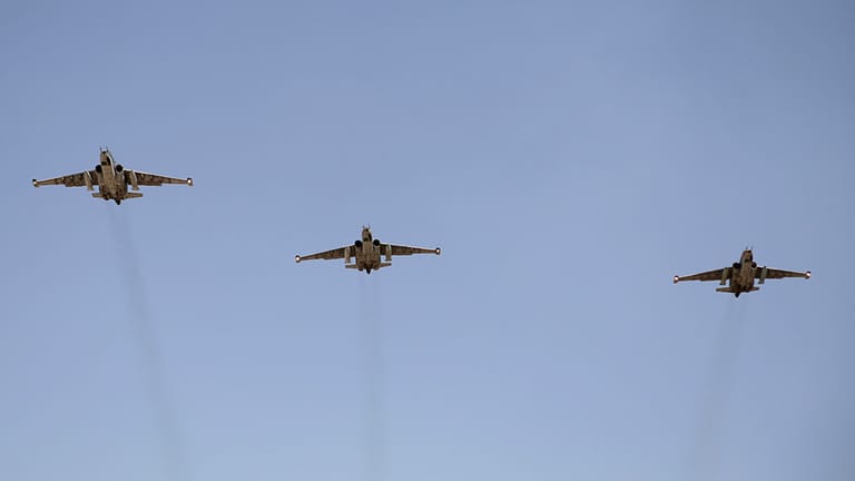 Russische Su-25-Kampflugzeuge: Die Maschinen gehören zu den drei Jet-Typen, die Russland nach bisherigen Kenntnisstand nach Latakia entsandt haben soll. Die Flugzeuge können zwar große Höhen erreichen, sind aber eigentliche für die Unterstützung von Bodentruppen entworfen worden. Laut Experten spricht der Einsatz der Su-25 dafür, dass Moskau weitreichende Angriffe plant, um das Assad-Regime am Boden zu stärken.