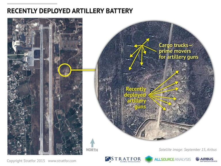 Die Satellitenaufnahmen zeigen angeblich Transport-Lkw und installierte Artillerie am Flughafen Latakia.