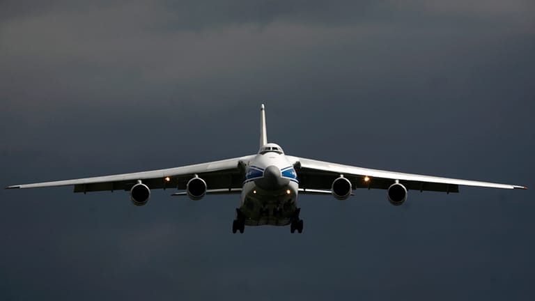 Auch eine An-124 (Symbolbild) soll in Latakia gelandet sein: Zwei russische Transportflugzeuge sollen demnach Hilfsgüter nach Syrien gebracht haben.