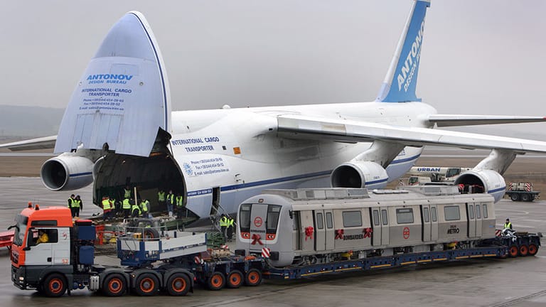 Beladung einer An-124 (Flughafen Parchim, Februar 2009): Das Cargoflugzeug kann problemlos ganze Eisenbahnwagen, Lkw und Panzer transportieren.