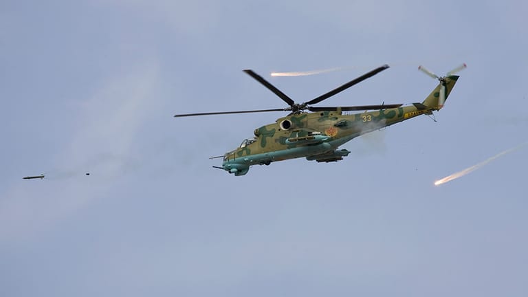 Auf den Satellitenaufnahmen wollen Experten zwei Kamphubschrauber vom Typ Mi-24 identifiziert haben. Hier ist ein solcher Helikopter bei einer Übung im Oktober 2003 in Kasachstan zu sehen.