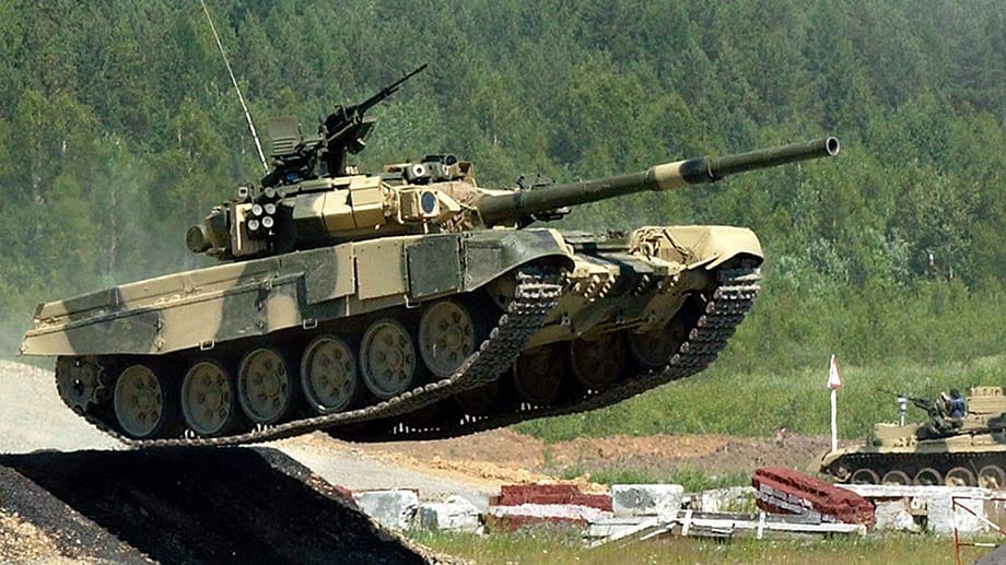 Russischer T-90 bei Manöver im Ural (Juli 2002): Die Kampfpanzer sind knapp 50 Tonnen schwer und haben drei Mann Besatzung.