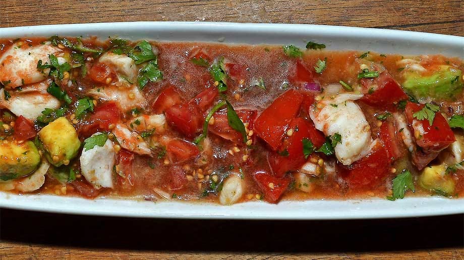 Ceviche, ganz in Rot: Radu Rosetti kombiniert Heilbutt mit Avocado, Chili, Tomaten, Koriander und einigen weiteren Zutaten.