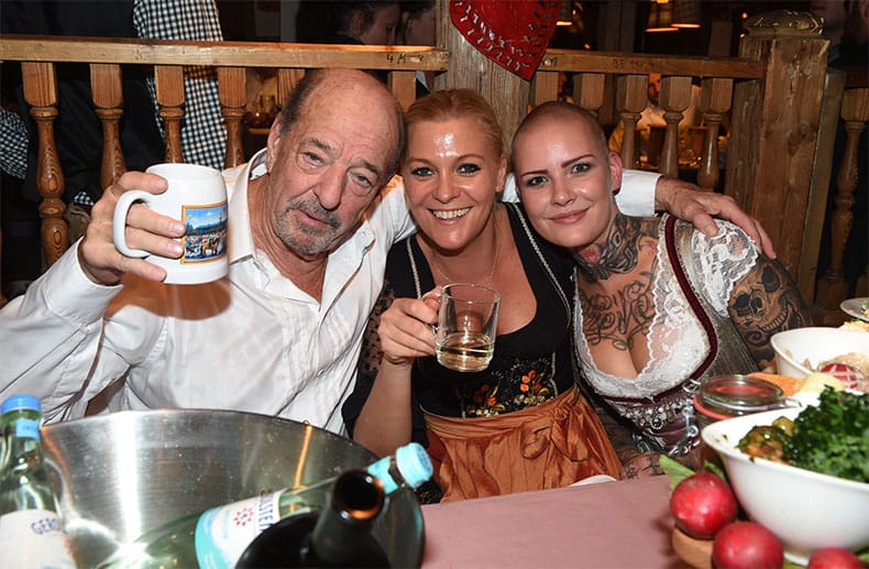 Musikproduzent Ralph Siegel ließ sich sein Bier mit der Sängerin Judith van Hel (r) und der Berliner Event-Managerin Diana Spoerl schmecken.
