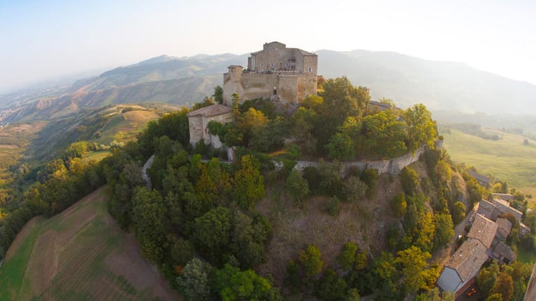 Die versteckt gelegene Burg Rossena liegt etwa mittig zwischen Parma und Reggio Emilia auf den Ausläufern des toskanisch-emilianischen Apennins.