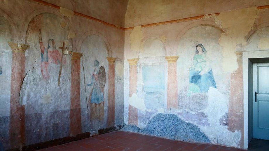An den Wänden lassen sich gut erhaltene Malereien und Fresken erkennen.