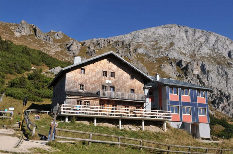 Das Carl-von-Stahl-Haus liegt optimal zwischen Schneibstein und Hohem Brett, direkt am Rand des Nationalparks Berchtesgaden.
