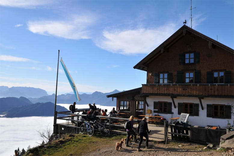 Das Hochgernhaus besticht mit seiner wunderbaren Sonnenterrasse. Die Hütte wird das ganze Jahr bewirtschaftet.