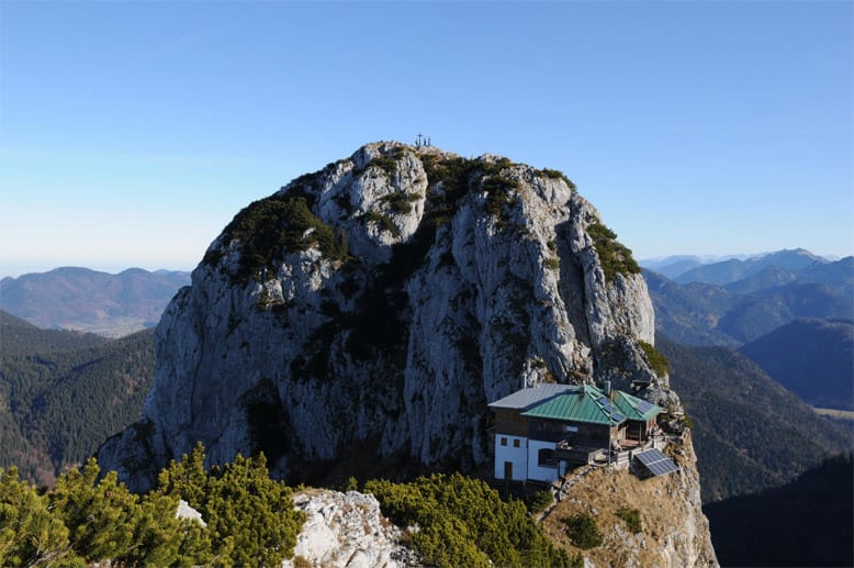 Die Tegernseer Hütte gehört zu den schönsten der Bayrischen Alpen. Sie schmiegt sich an den Berg. Das macht auch ihren Reiz aus.