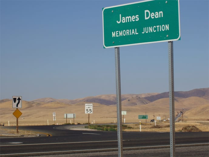 Doch erst nach seinem Tod wurde James Dean zur Legende. Am 30. September 1955 kam er an dieser Stelle in Kalifornien bei einem Autounfall ums Leben.