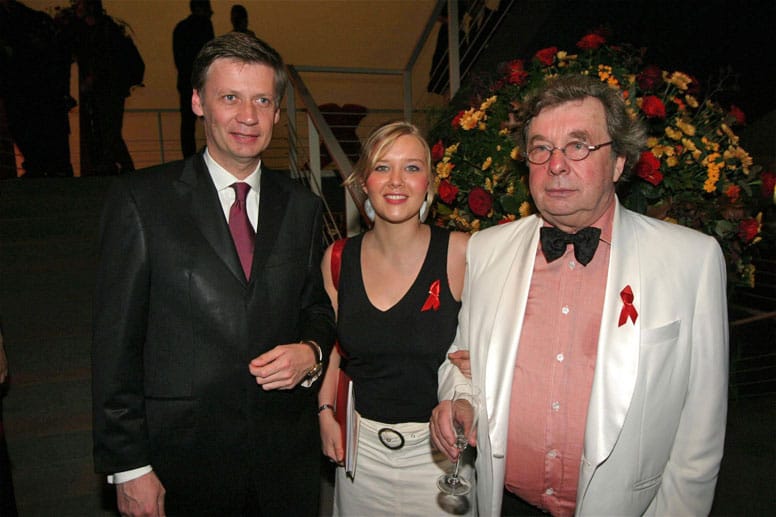 Anlässlich der zehnten Operngala zugunsten der Aids-Stiftung Berlin treffen Günther Jauch und Hellmuth Karasek im November 2003 aufeinander. In der Mitte Karaseks Tochter Laura, die heute ebenfalls als Schriftstellerin arbeitet.