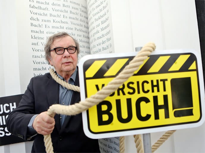 Selbstironisch nimmt sich der Schriftsteller und Kritiker 2013 am Rande der Leipziger Buchmesse selbst auf die Schippe.