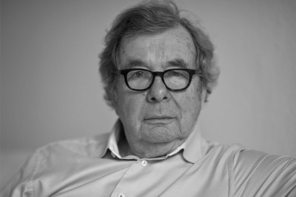 Hellmuth Karasek ist tot. Der Literaturkritiker und Schriftsteller starb am 29. September 2015 im Alter von 81 Jahren in seiner Hamburger Wohnung.