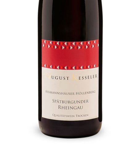 Schlichtes Etikett, großartiger Wein: Der finessenreiche Rheingauer Spätburgunder von August Kesseler ist mit dem aktuellen Jahrgang um 120 Euro pro Flasche zu bekommen.