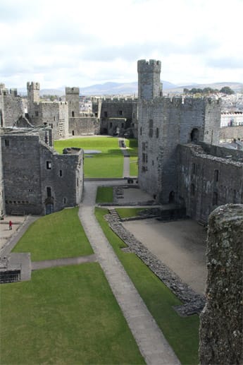 Am Wales Coast Path gibt es viel zu entdecken - zum Beispiel alte Burgen wie das Caernarfon Castle.