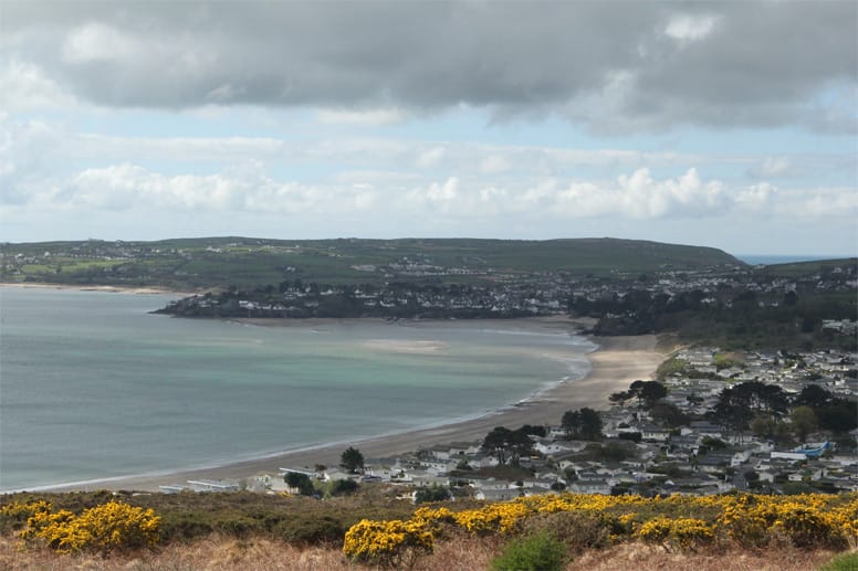Das Wetter ist auf dem Wales Coast Path nicht zu unterschätzen. Dunkle Wolken bilden oft einen eindrucksvollen Kontrast zu den grünen walisischen Hügeln und dem Meer.
