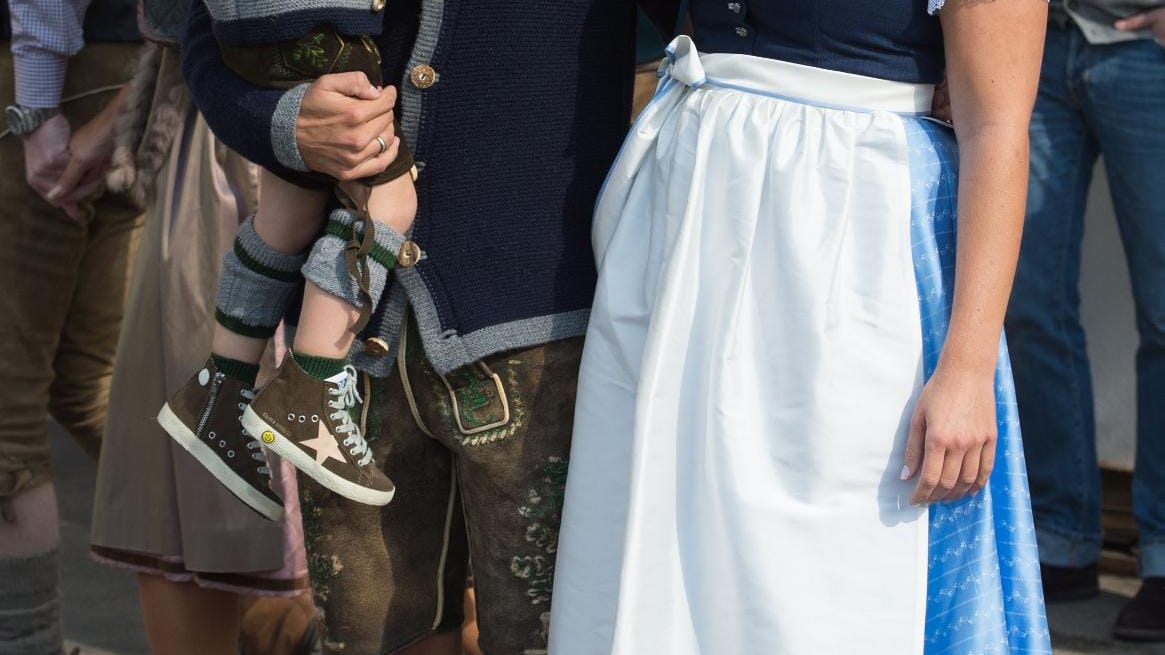 Bayern-Kicker Philipp Lahm zeigte sich beim Oktoberfest 2015 gemeinsam mit Ehefrau Claudia und Sohnemann Julian.