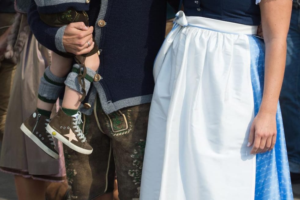 Bayern-Kicker Philipp Lahm zeigte sich beim Oktoberfest 2015 gemeinsam mit Ehefrau Claudia und Sohnemann Julian.