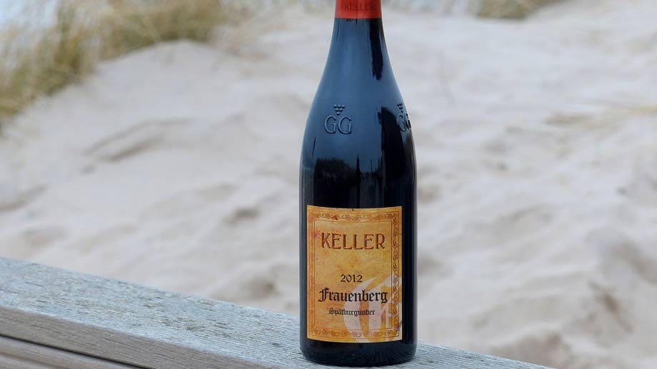 Berühmter Winzer, großer Spätburgunder: Klaus-Peter Keller aus Rheinhessen produziert nicht nur weltweit bejubelte Rieslingweine, sondern auch diesen Spätburgunder aus der Lage Frauenberg. Der aktuelle Jahrgang kostet um 85 Euro pro Flasche.