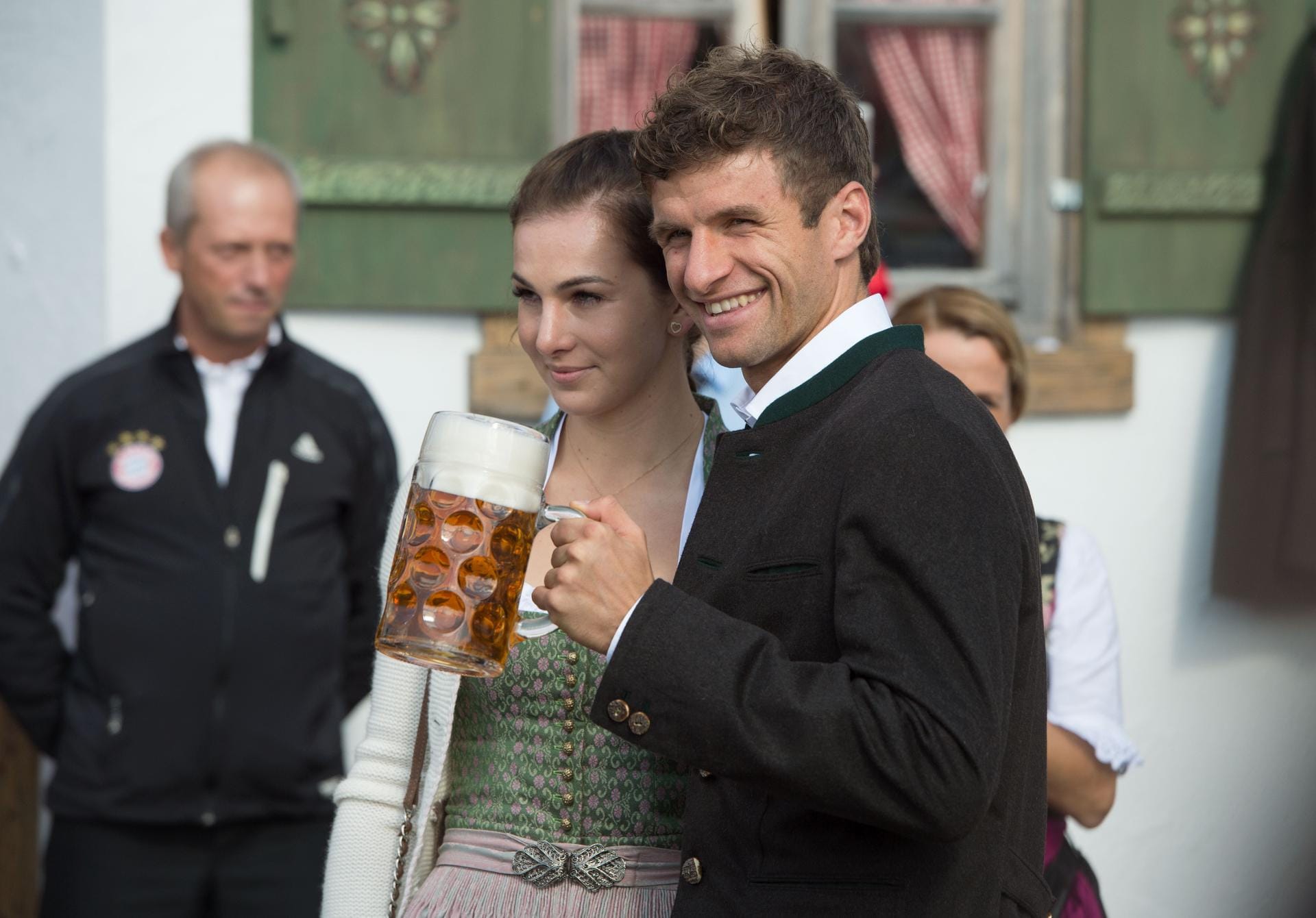 WM-Held Thomas Müller kam mit Ehefrau Lisa - und zeigte sich wie immer bestens gelaunt.