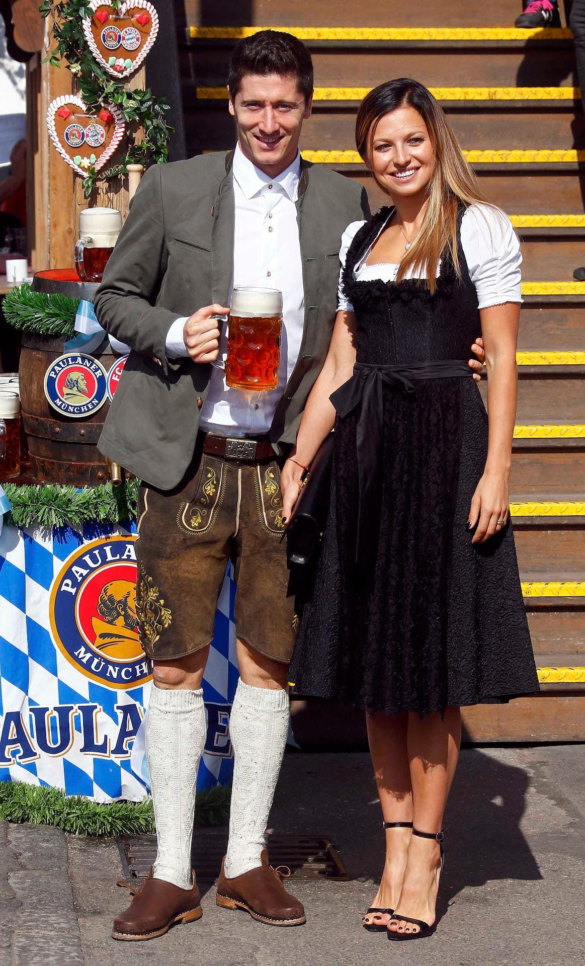Stürmerstar und Ex-Dortmunder Robert Lewandowski feiert sein zweites Oktoberfest in München. An seiner Seite glänzte Ehefrau Anna in einem schwarzen Dirndl zu passenden High Heels.