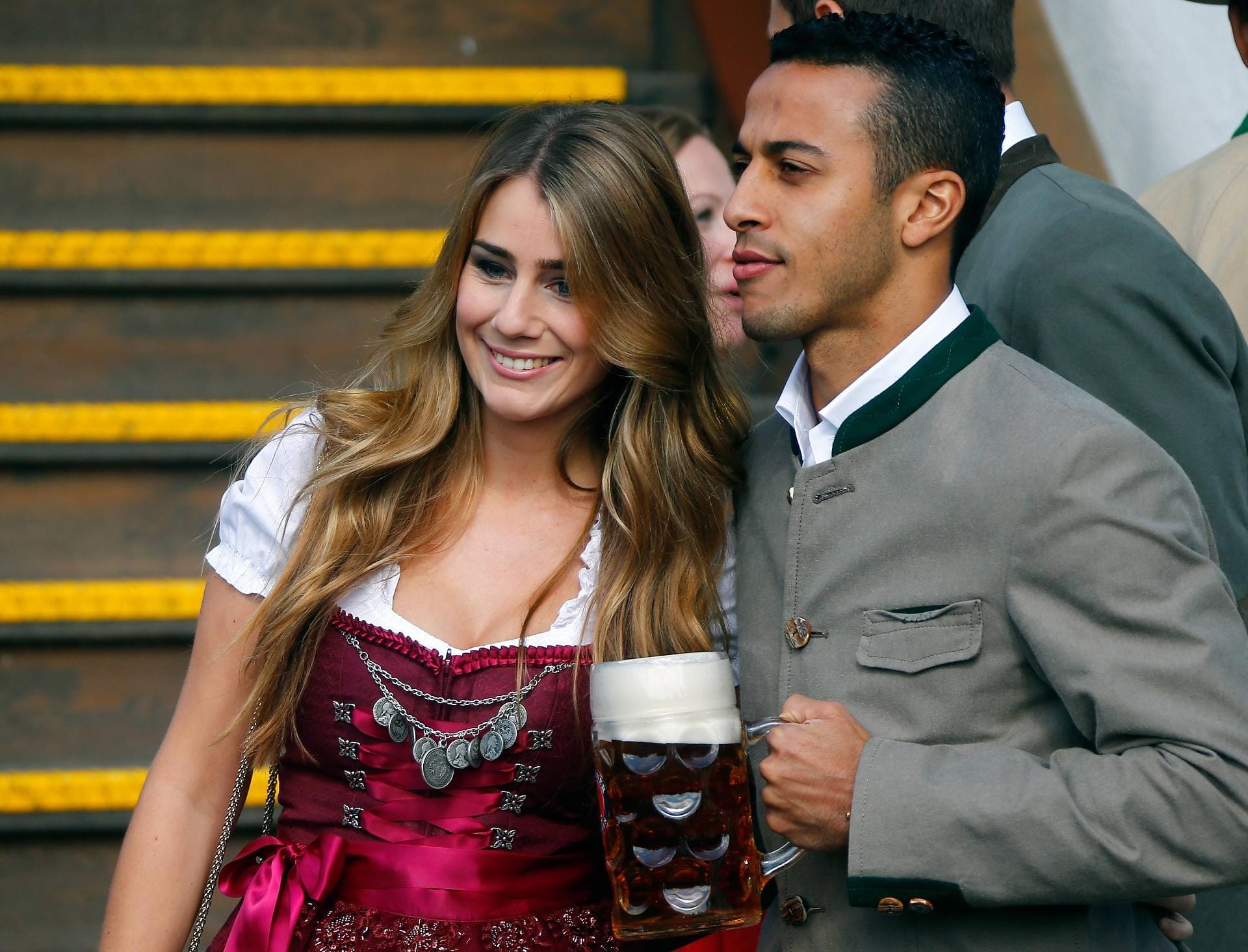 Seit Juni sind sie Mann und Frau: Mittelfeldspieler Thiago Alcantara und seine Liebste Julia Vigas.