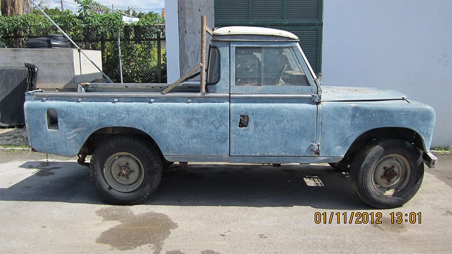 In den 70er Jahren fuhr Marley den 1977 produzierten Pick-up des Land Rover Defenders Serie III. Später verrottete der Wagen.