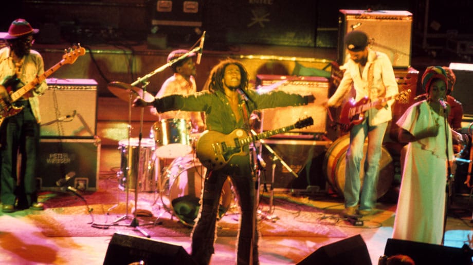 Der berühmte Reggae-Künstler mit seinen typischen Rasta-Look prägt bis heute das Bild von Jamaika in der Welt. 1981 starb Bob Marley im Alter von nur 36 Jahren. Hier ist er 1977 auf einem Konzert in Deutschland zu sehen.