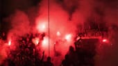 Die Dortmunder Anhänger reagierten mit dem Abfackeln bengalischer Feuer.